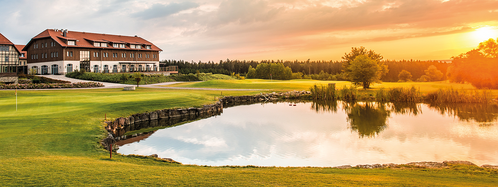 Spa & GolfRestort Weimarer Land mit untergehender Sonne über dem grünen Golfplatz